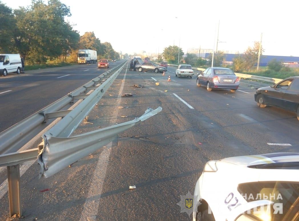 В Одесской области на трассе автомобиль въехал в отбойник, есть погибший